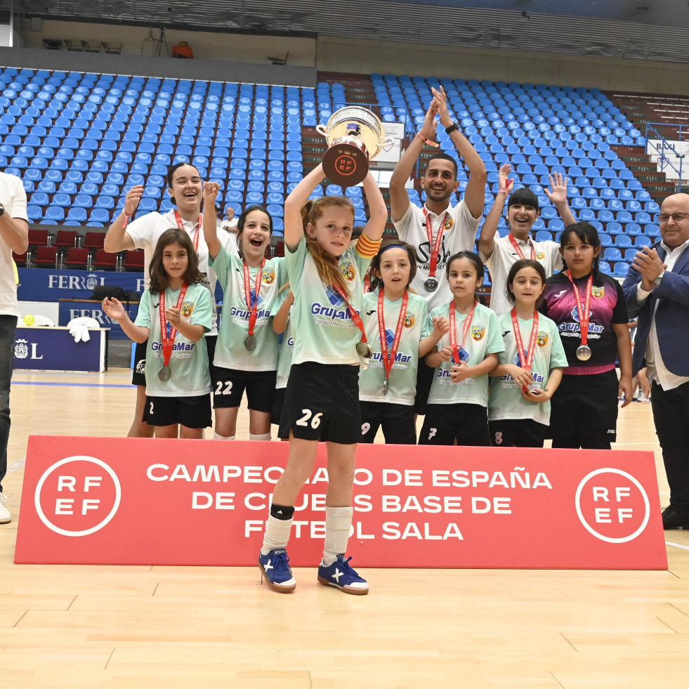 Las benjamines de O Parrulo Ferrol logran el título nacional en casa