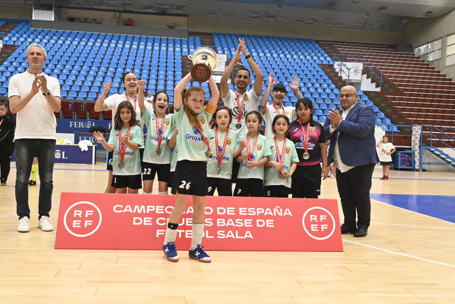 Las benjamines de O Parrulo Ferrol logran el título nacional en casa