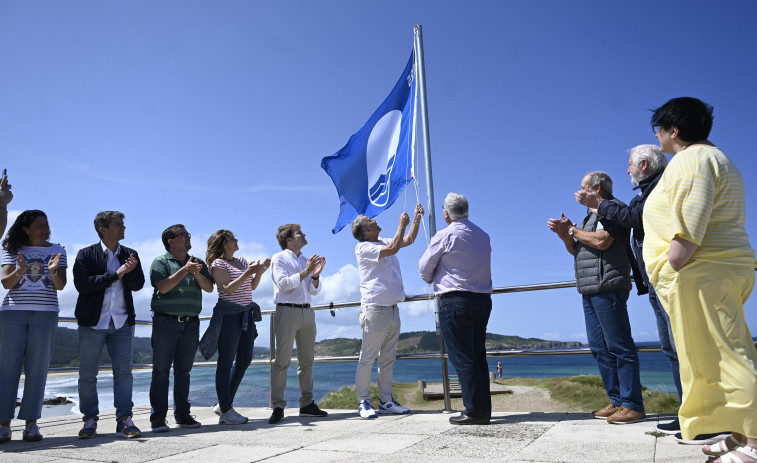 La temporada estival arranca de forma oficial en Ferrol con el acto de izado de las banderas azules