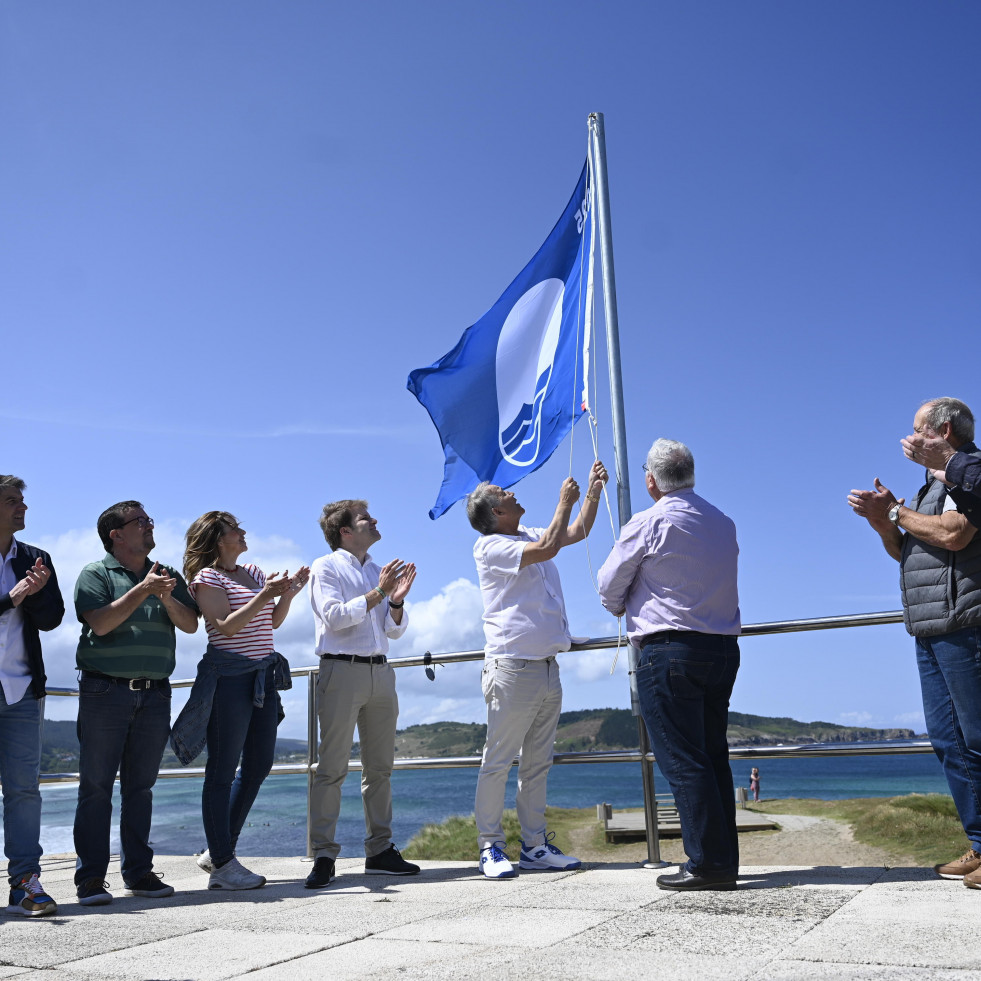 La temporada estival arranca de forma oficial en Ferrol con el acto de izado de las banderas azules