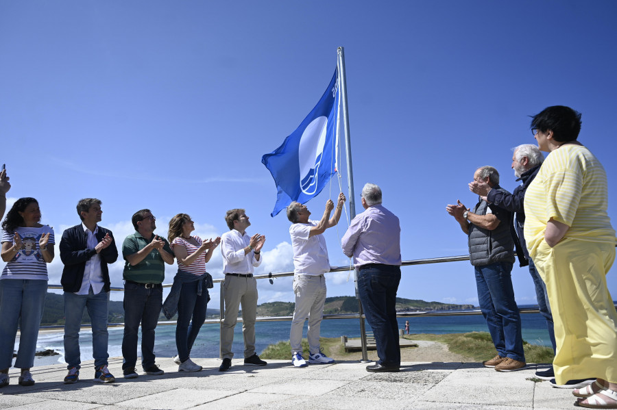 La temporada estival arranca de forma oficial en Ferrol con el acto de izado de las banderas azules