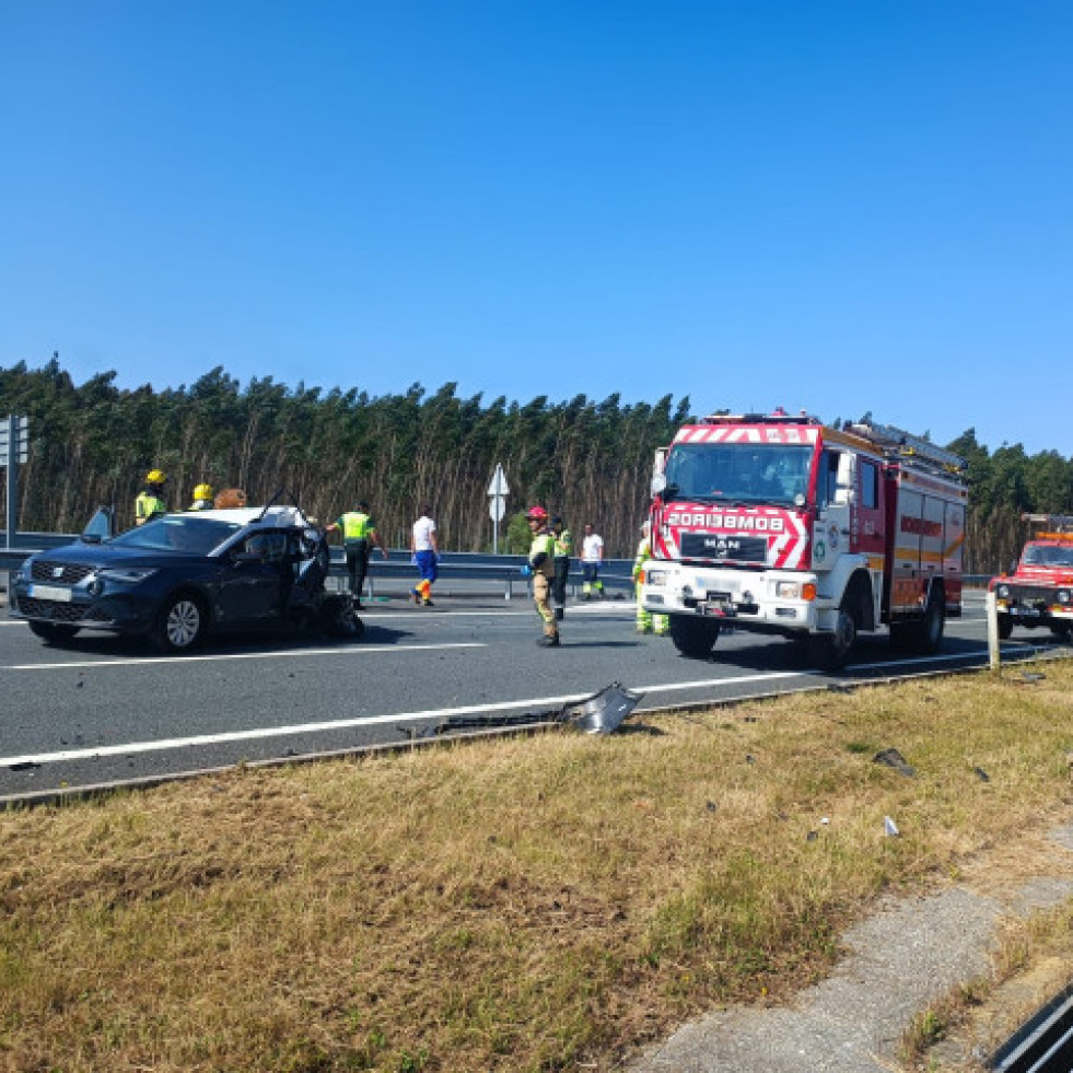 Un muerto y cinco heridos en una colisión frontal en O Pino