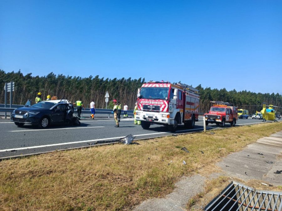 Un muerto y cinco heridos en una colisión frontal en O Pino