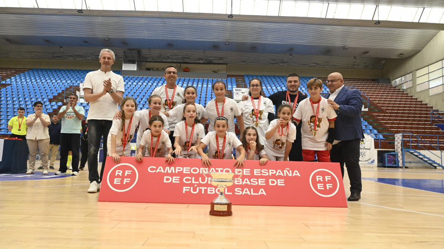 Las benjamines de O Parrulo Ferrol logran el título nacional en casa