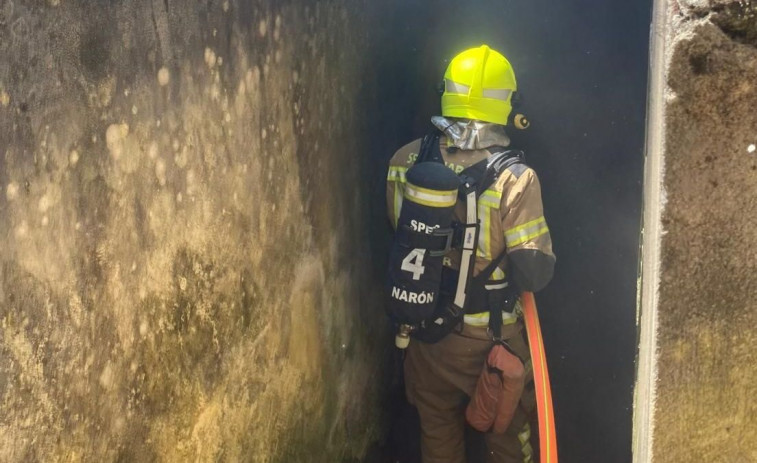 Los profesionales del Speis de Narón extinguen un incendio en la urbanización Las Torres
