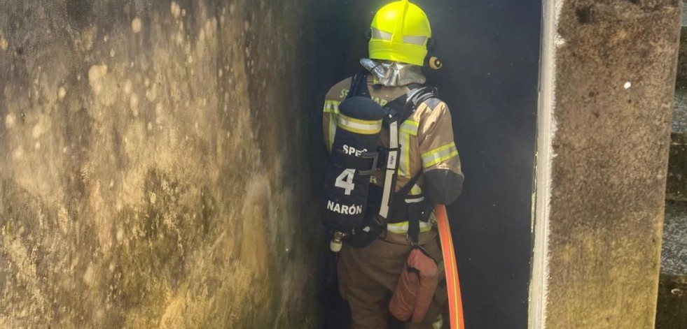 Los profesionales del Speis de Narón extinguen un incendio en la urbanización Las Torres
