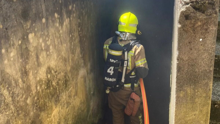 Los profesionales del Speis de Narón extinguen un incendio en la urbanización Las Torres