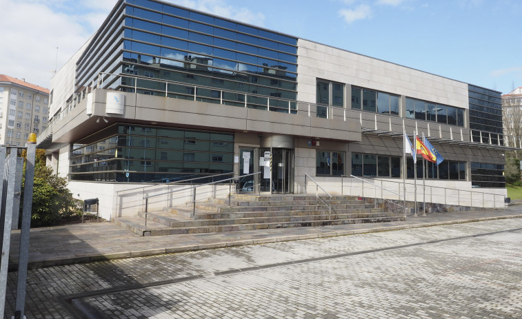 Localizan una bala atorada en un ventanal de la sede de la Agencia Tributaria en Ferrol
