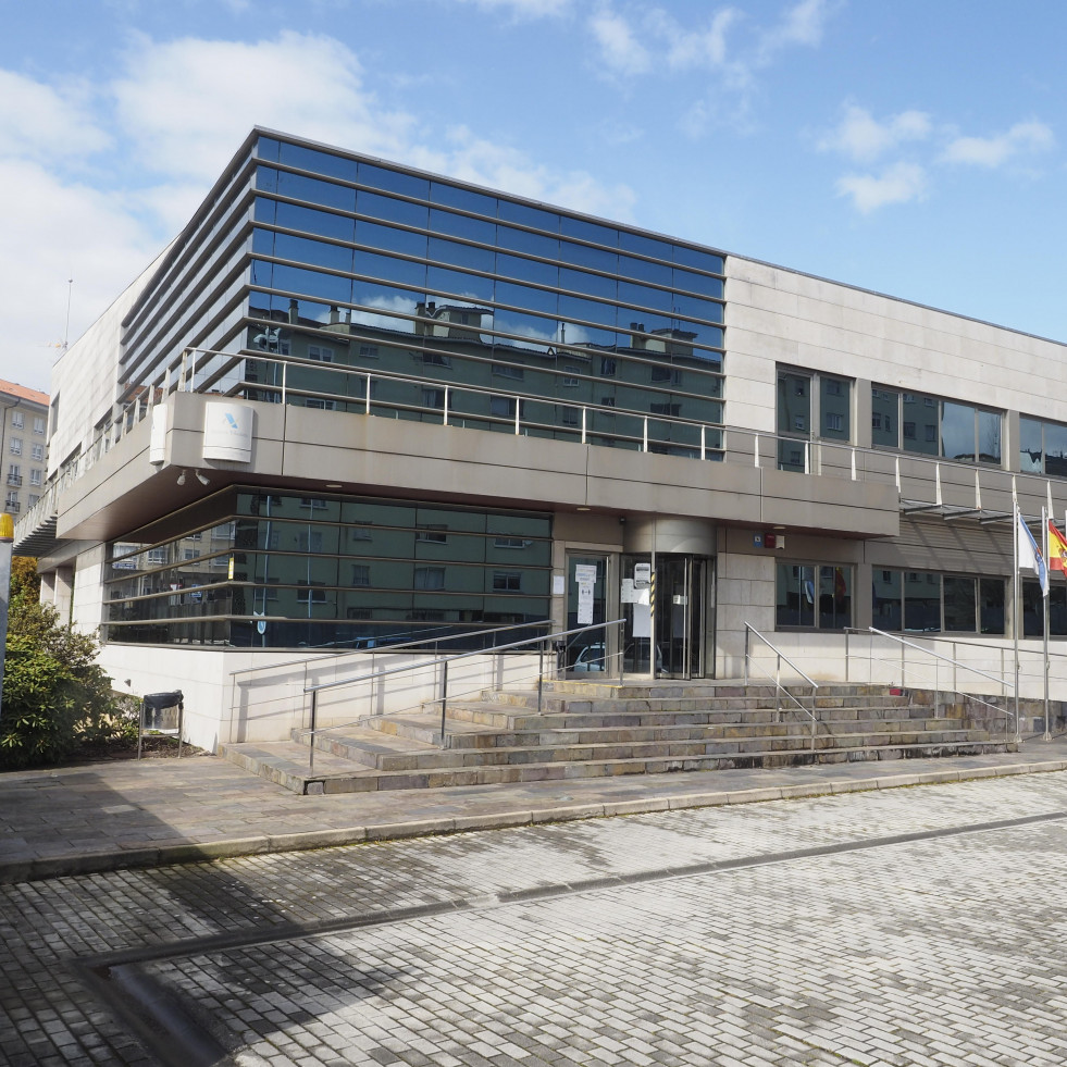 Localizan una bala atorada en un ventanal de la sede de la Agencia Tributaria en Ferrol