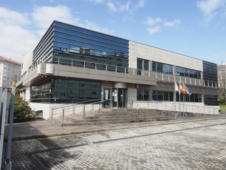 Localizan una bala atorada en un ventanal de la sede de la Agencia Tributaria en Ferrol