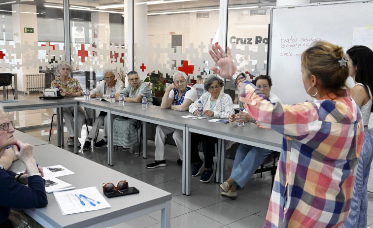 Sesión formativa de capacitación digital para mayores en Cruz Roja Ferrol de la mano de Abanca