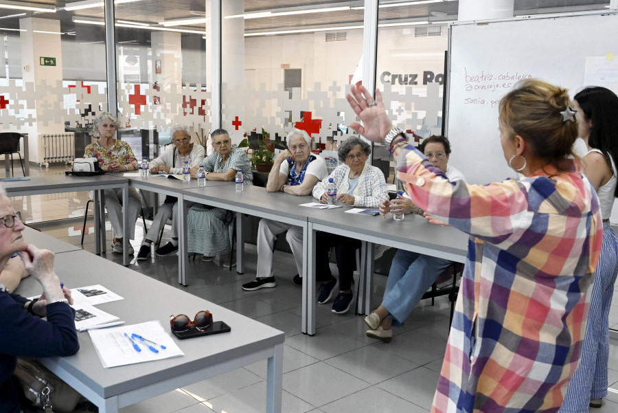 Sesión formativa de capacitación digital para mayores en Cruz Roja Ferrol de la mano de Abanca