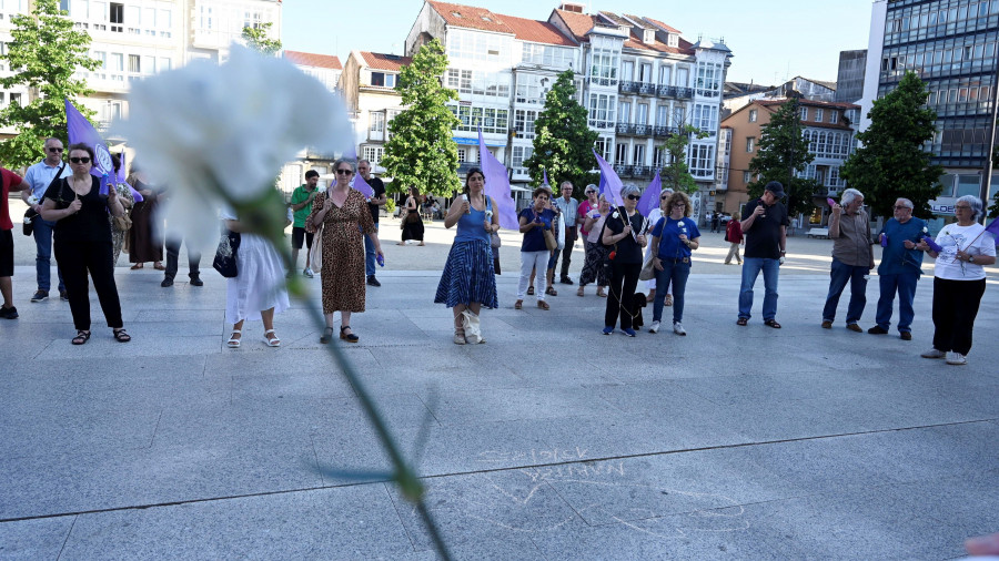 Concentración feminista en la plaza de Armas de Ferrol en rechazo al crimen de Maritza en A Coruña