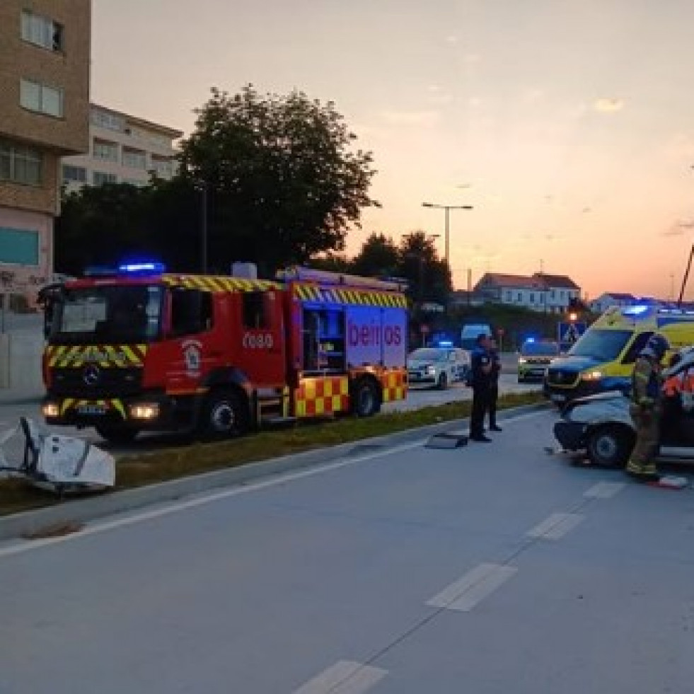 Excarcelan a un conductor herido tras un aparatoso accidente en el nuevo bulevar de Ferrol