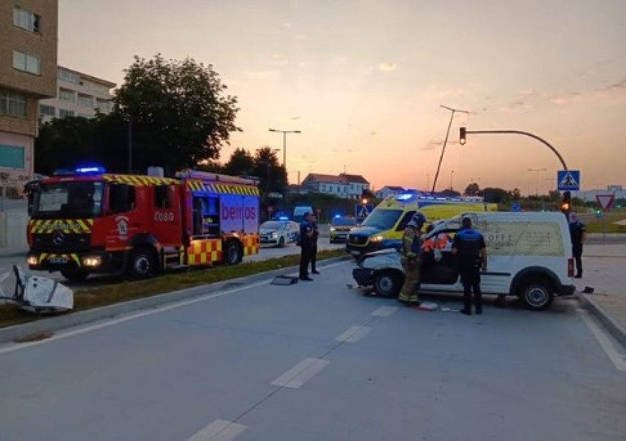 Excarcelan a un conductor herido tras un aparatoso accidente en el nuevo bulevar de Ferrol