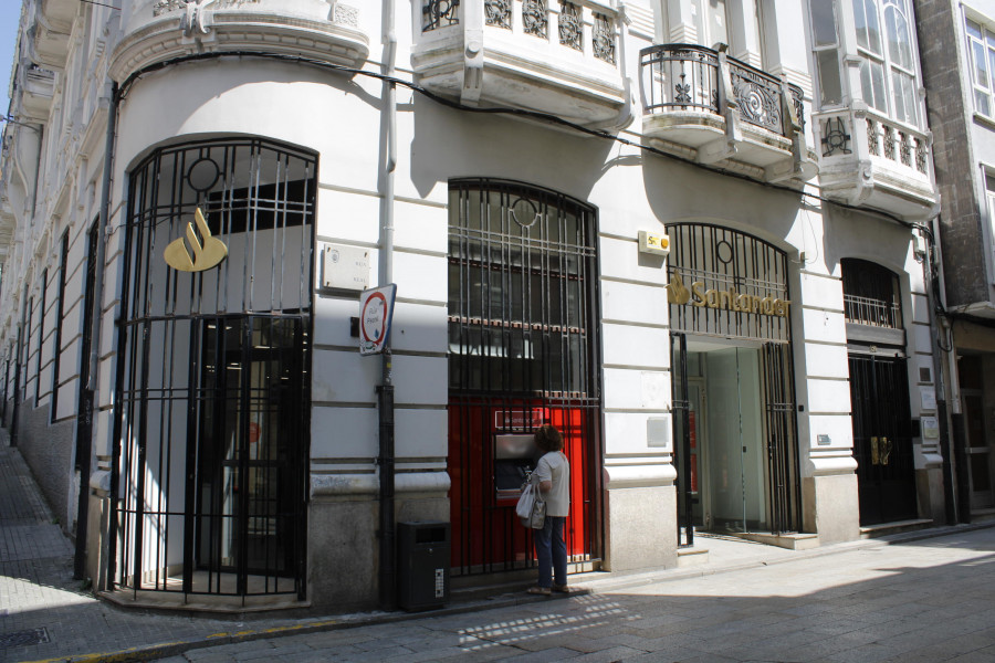 El Santander cierra la operativa de particulares en la sucursal de Real 132 en Ferrol