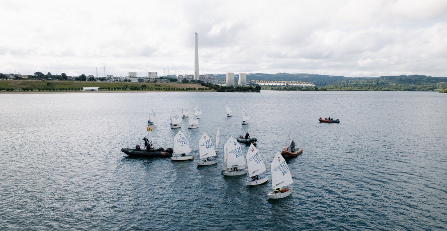 Sobresaliente del Club de Vela Fluvial de  As Pontes en el Gallego Optimist por equipos