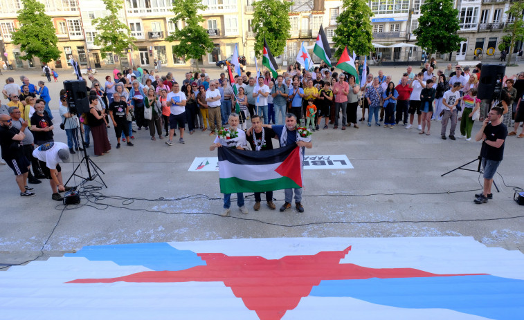 Recibimiento en la plaza de Armas a los activistas por Palestina que viajaron  hasta El Cairo