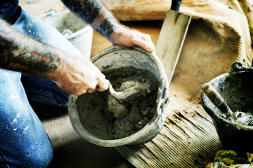 Manitas preparar el uso del cemento para la construccion