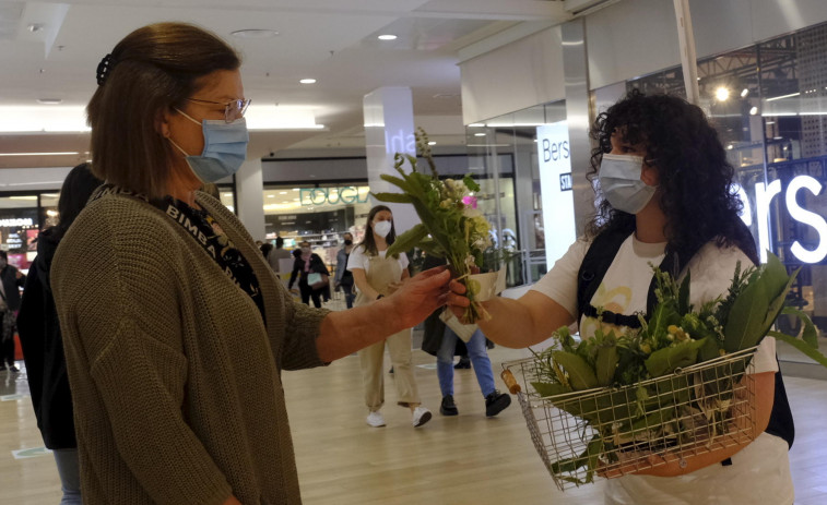 El centro comercial Odeón celebra San Xoán repartiendo flores este sábado