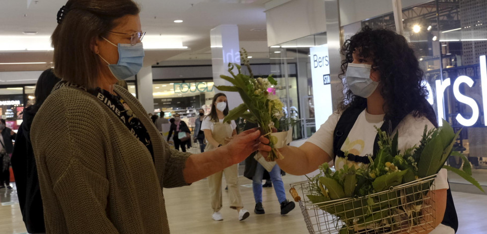 El centro comercial Odeón celebra San Xoán repartiendo flores este sábado