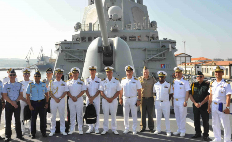Agregados navales y de Defensa de varios países visitan las instalaciones de la Armada en Ferrol