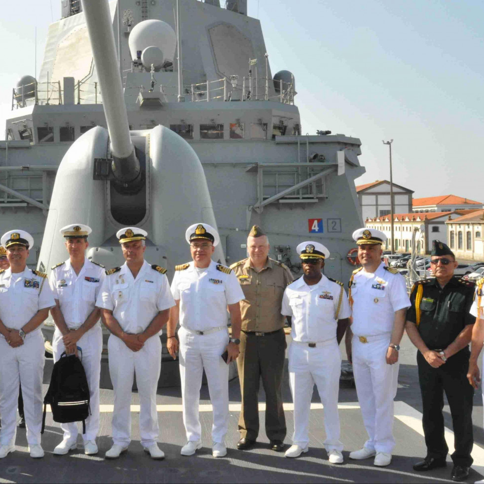 Agregados navales y de Defensa de varios países visitan las instalaciones de la Armada en Ferrol
