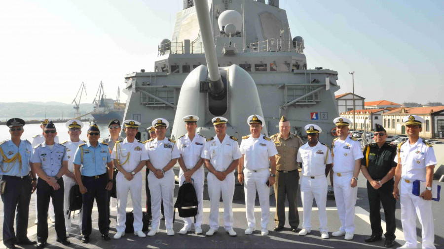 Agregados navales y de Defensa de varios países visitan las instalaciones de la Armada en Ferrol