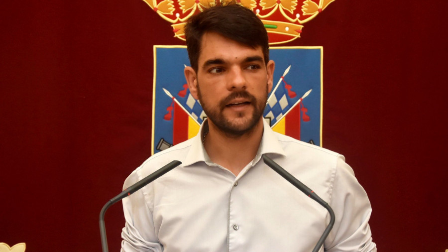 Reina dice que el gobierno gestiona las obras como “Manolo y Benito, chapuzas a domicilio”