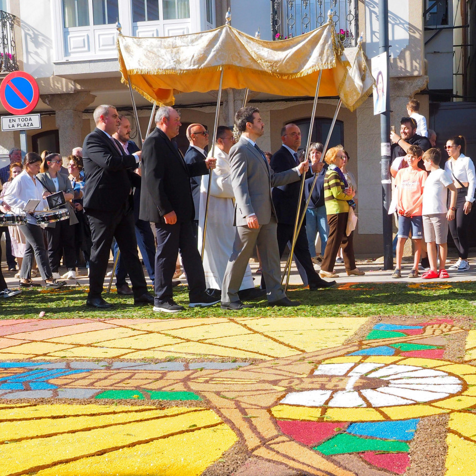 Ares tingue as súas rúas de cores e flores noutra edición do Corpus Christi este domingo