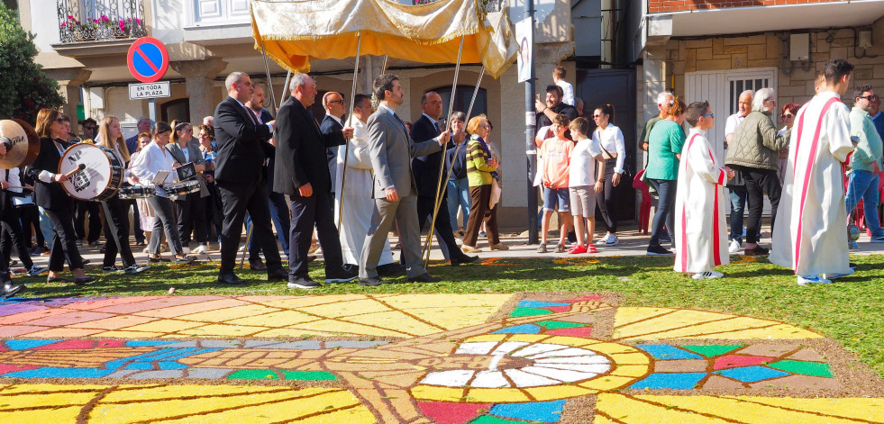 Ares tingue as súas rúas de cores e flores noutra edición do Corpus Christi este domingo