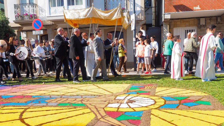 Ares tingue as súas rúas de cores e flores noutra edición do Corpus Christi este domingo