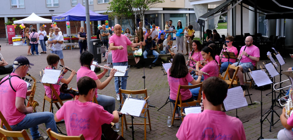 La música de la Xove Banda de Narón llenó de vida el entorno de la plaza de Galicia