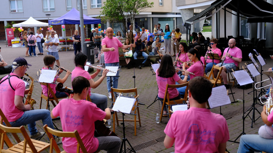 La música de la Xove Banda de Narón llenó de vida el entorno de la plaza de Galicia