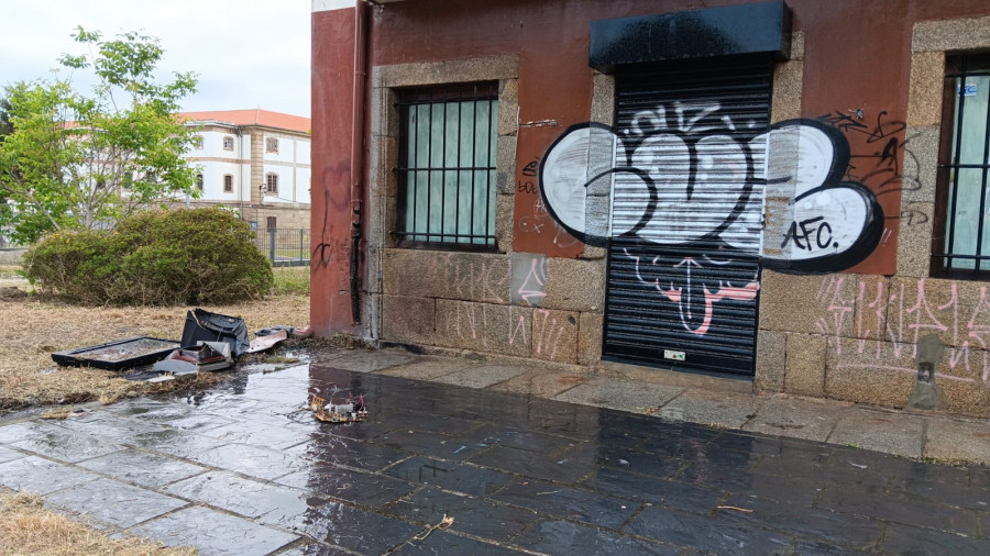 Un fuego en Esteiro y una caída de cascotes en Ultramar movilizan a los Bomberos de Ferrol