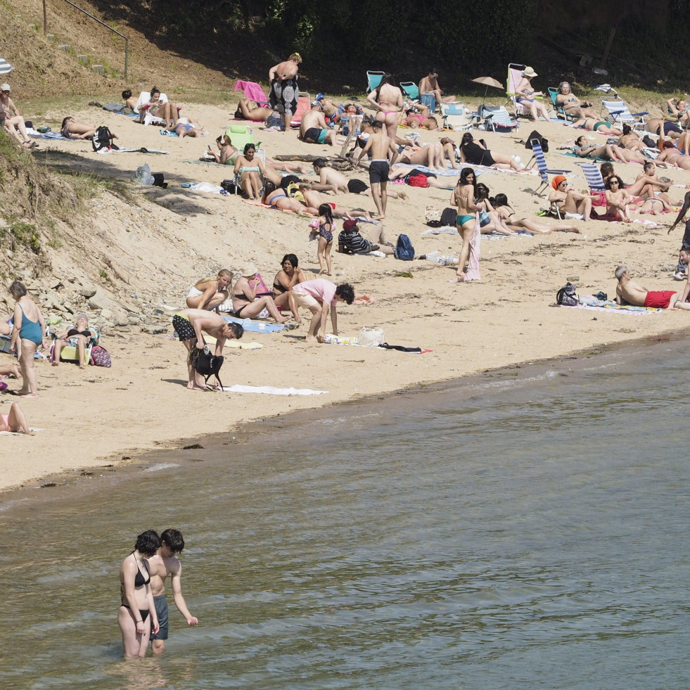 Una sombrilla que voló en la playa de Caranza hirió a una menor