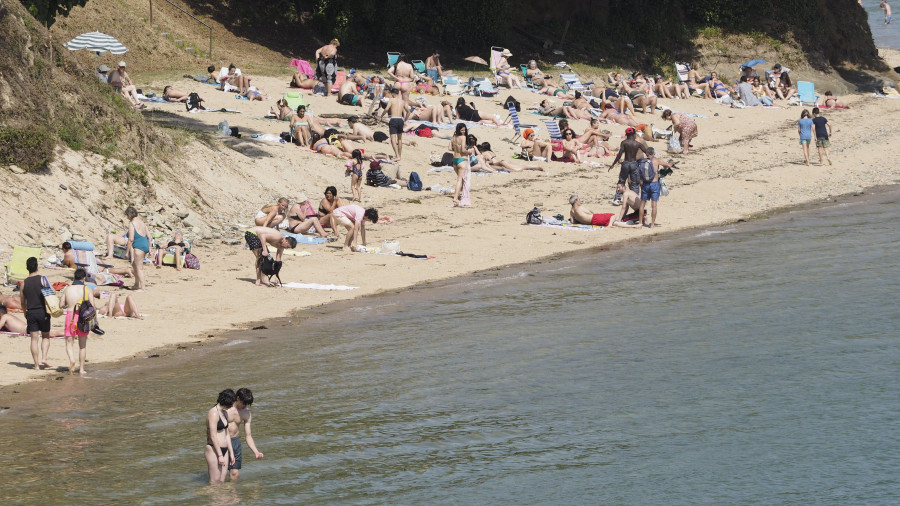 Una sombrilla que voló en la playa de Caranza hirió a una menor