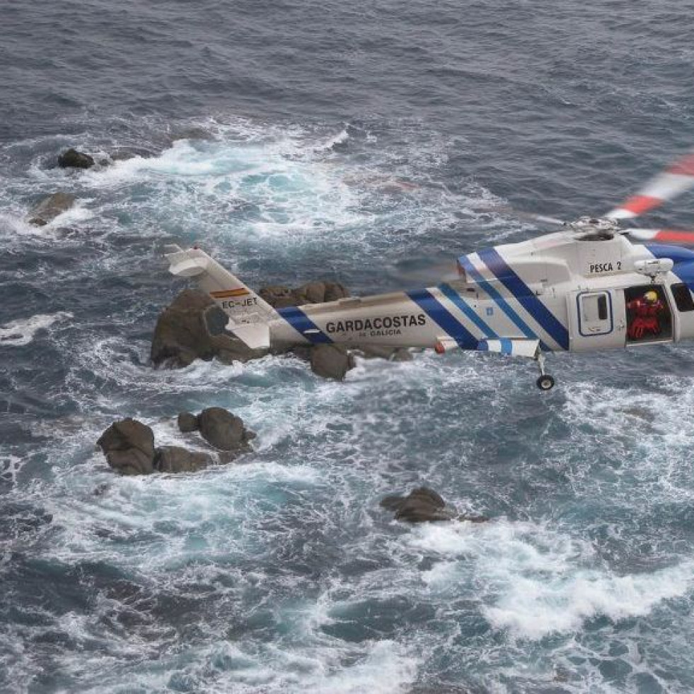 Evacúan en helicóptero a una joven que se cayó por los acantilados en Pontedeume