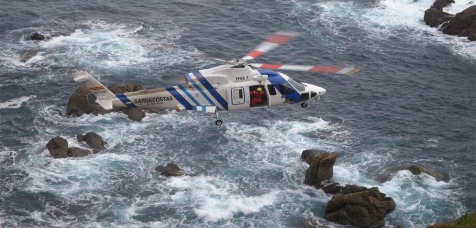 Evacúan en helicóptero a una joven que se cayó por los acantilados en Pontedeume
