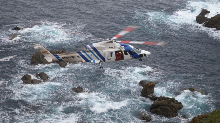 Evacúan en helicóptero a una joven que se cayó por los acantilados en Pontedeume