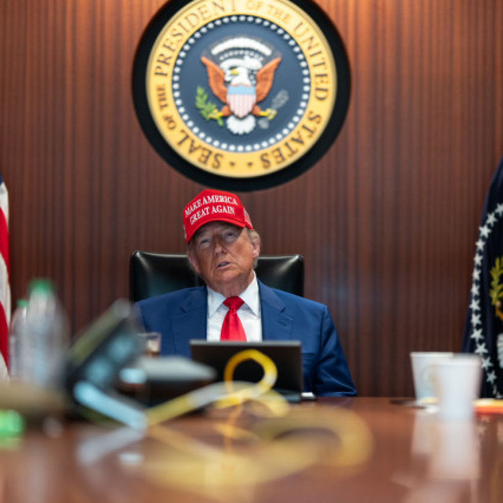 UnafotofacilitadaporlaCasaBlancamuestraalpresidenteestadounidenseDonaldTrumpenlaSaladeCrisisdelaCasa