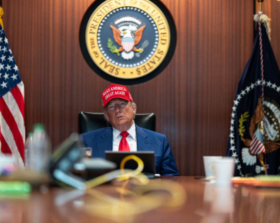 UnafotofacilitadaporlaCasaBlancamuestraalpresidenteestadounidenseDonaldTrumpenlaSaladeCrisisdelaCasa