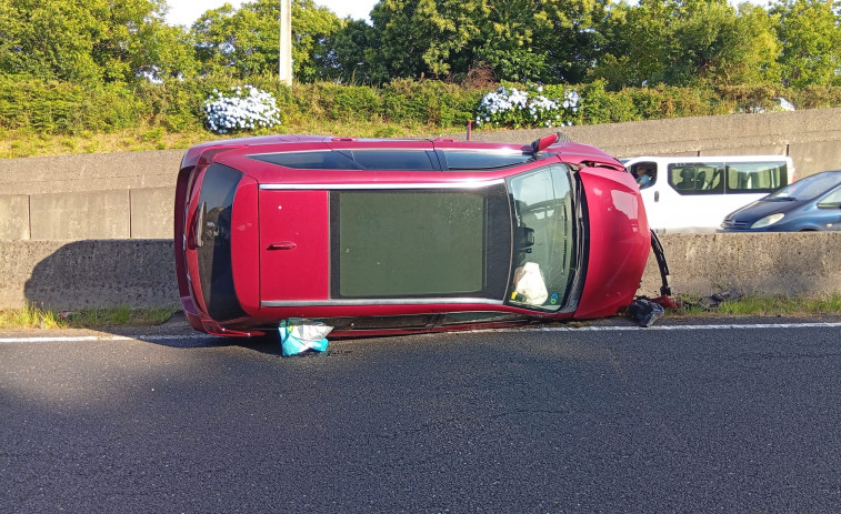 Dos heridas, una de ellas menor, en el vuelco de un coche en el acceso a Ferrol