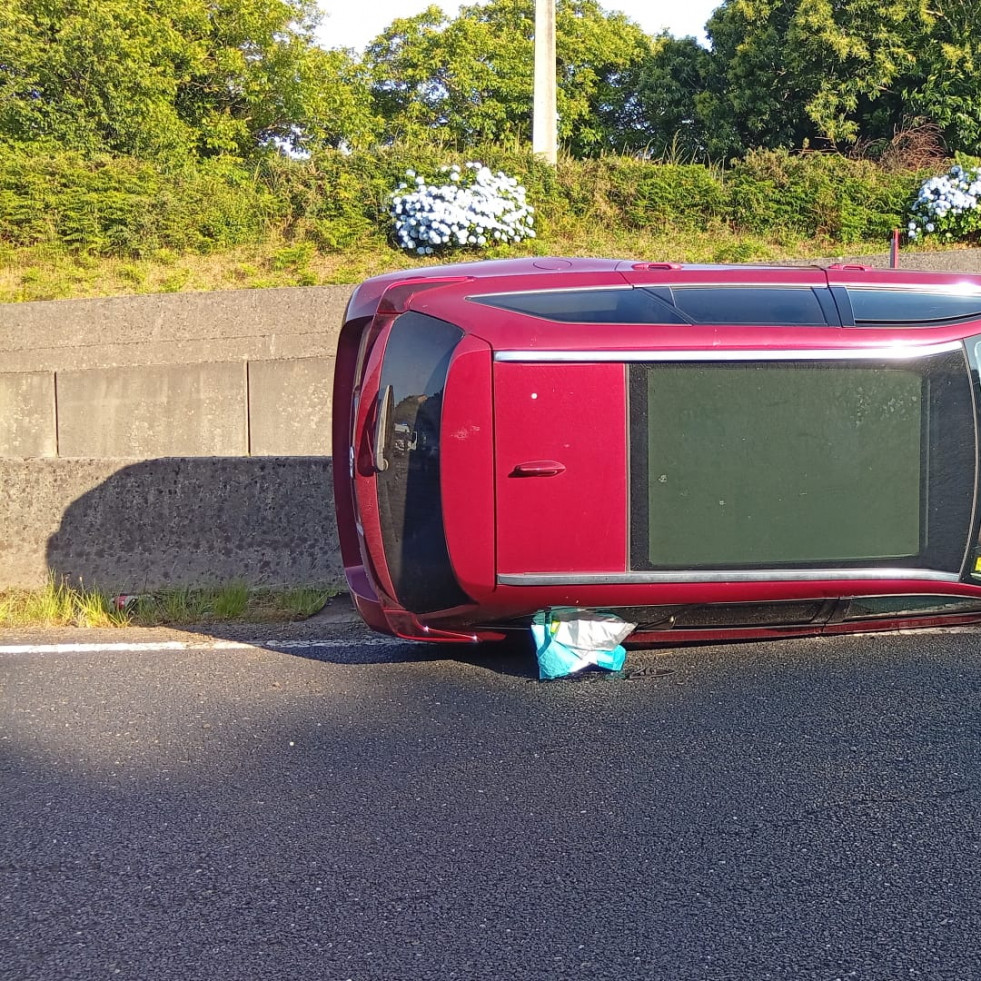 Dos heridas, una de ellas menor, en el vuelco de un coche en el acceso a Ferrol