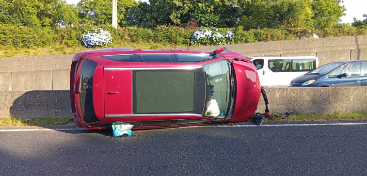 Dos heridas, una de ellas menor, en el vuelco de un coche en el acceso a Ferrol