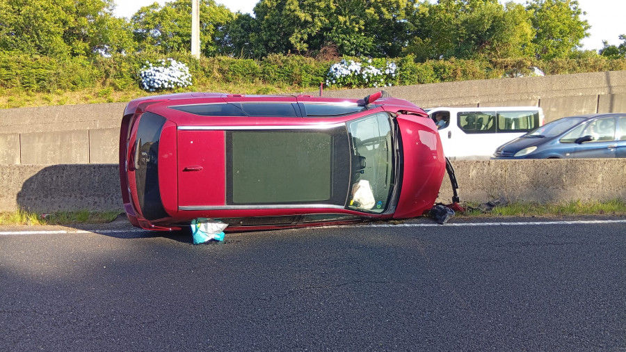 Dos heridas, una de ellas menor, en el vuelco de un coche en el acceso a Ferrol