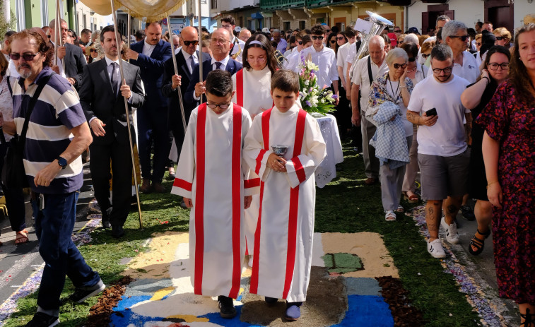 Corpus Christi en Ares 2025: así pasó la procesión por las alfombras florales