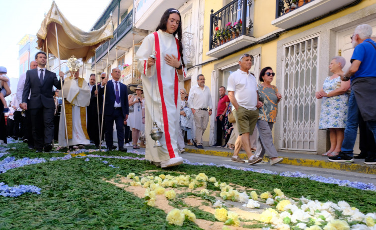 El Corpus Christi camina sobre flores en Ares