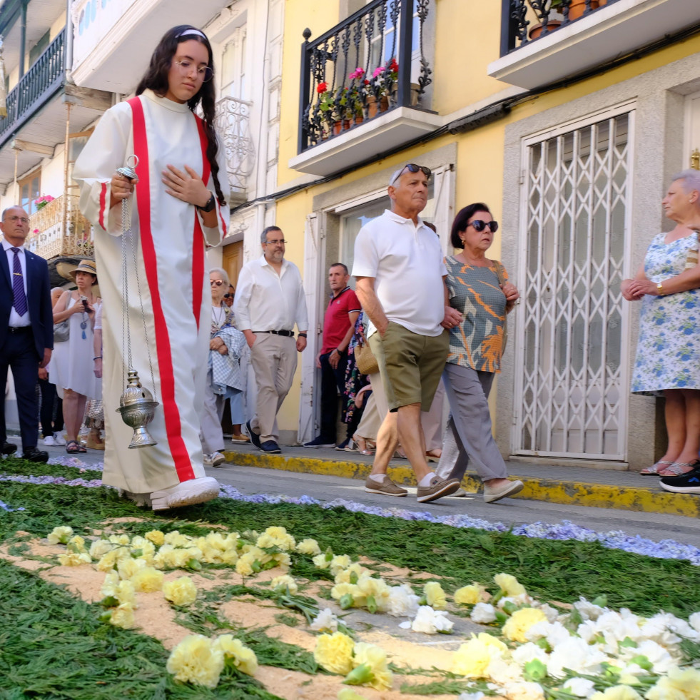 El Corpus Christi camina sobre flores en Ares
