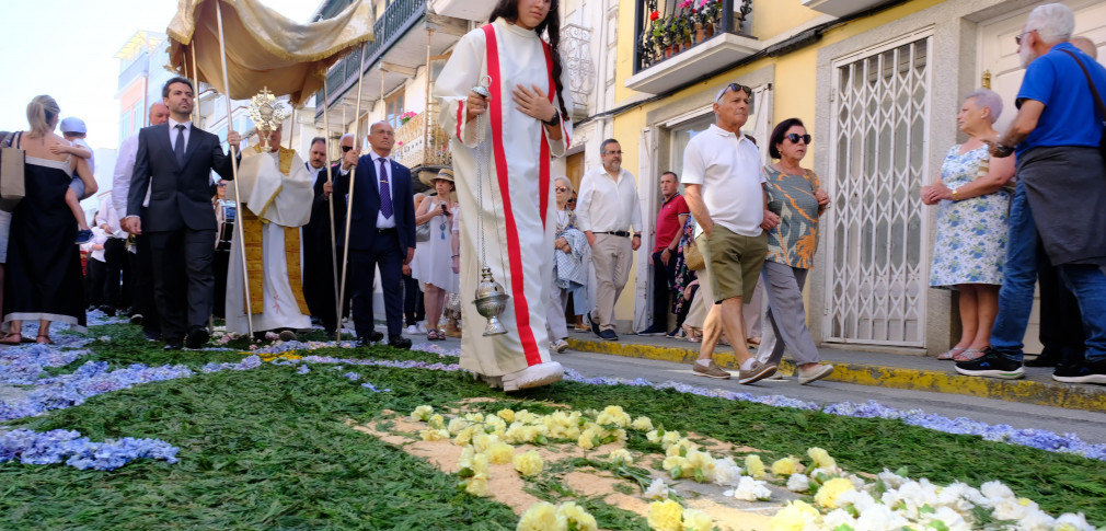 El Corpus Christi camina sobre flores en Ares